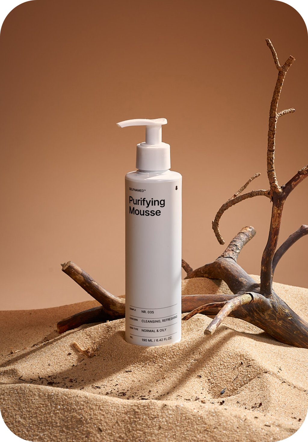 Produkt-Mockup eines Reinigers in Sand mit Zweigen