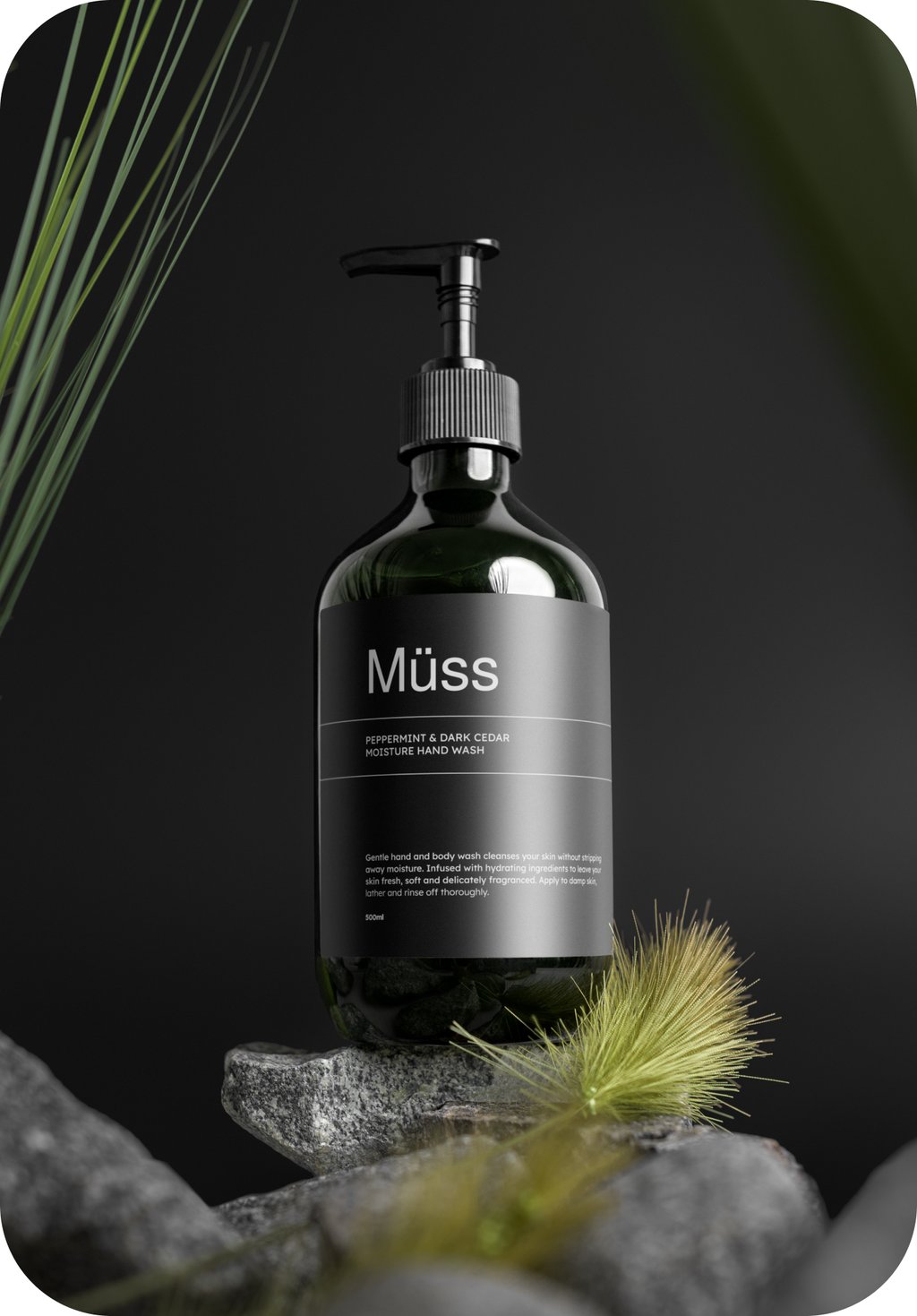 Produkt-Mockup einer dunklen Pumpflasche auf Stein