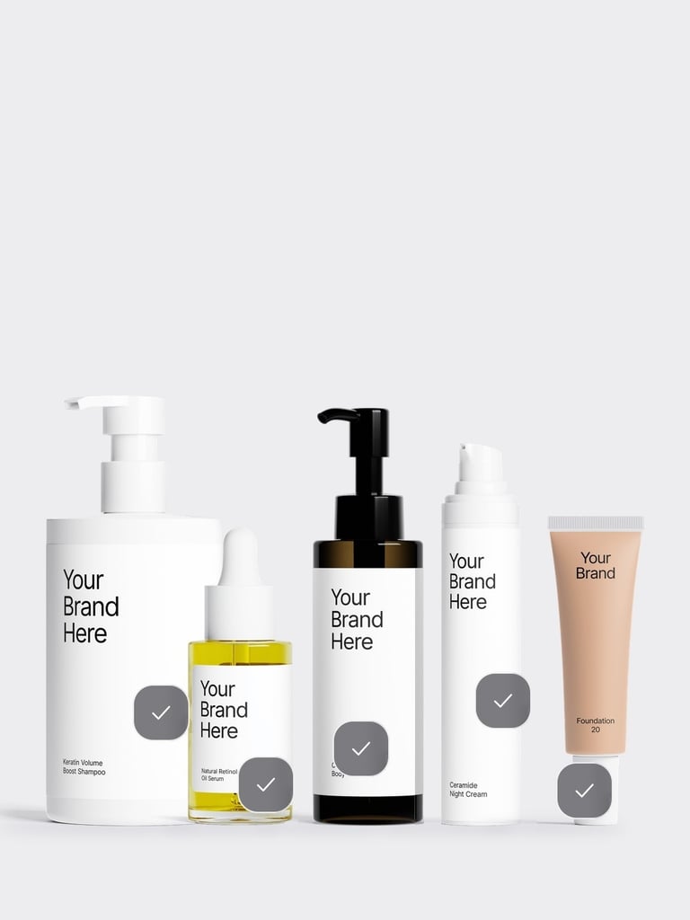 Selfnamed-Produkte aus Haar-, Gesichts- und Körperpflege sowie Make-up mit Etiketten mit der Aufschrift Your Brand Here