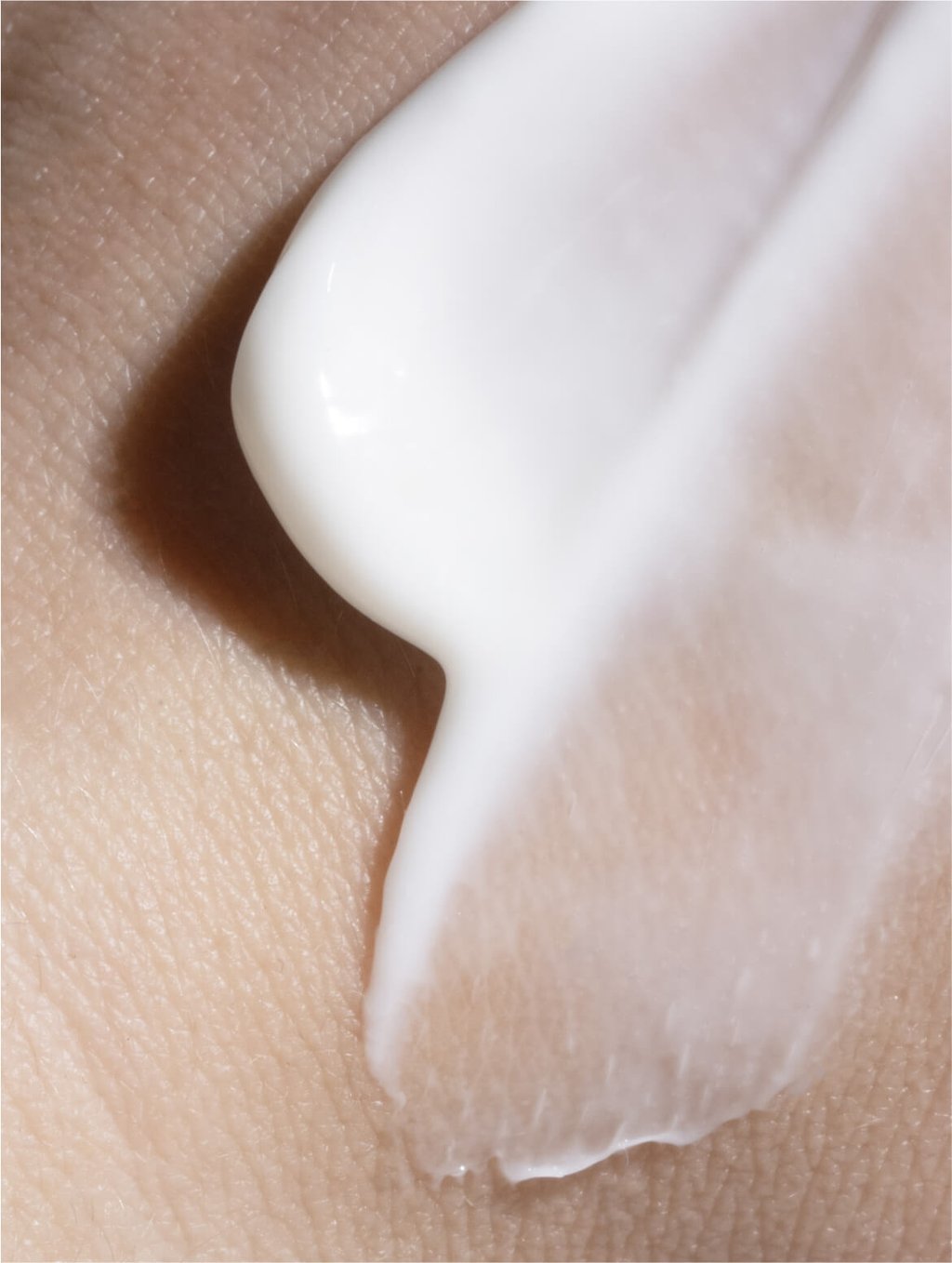 5% Hydroxyethyl Urea + 2% Panthenol Body Cream in use