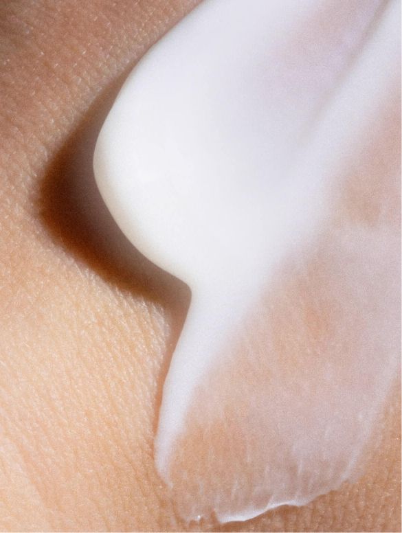 Hyaluronic Acid Face Cream for Men in use