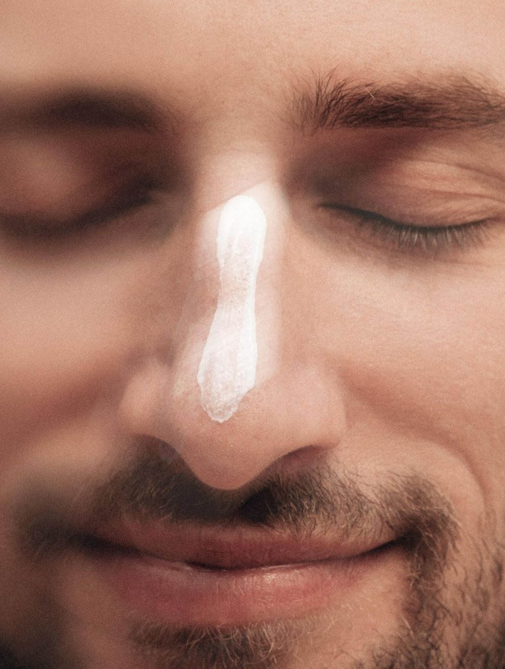 Hyaluronic Acid Face Cream for Men in use