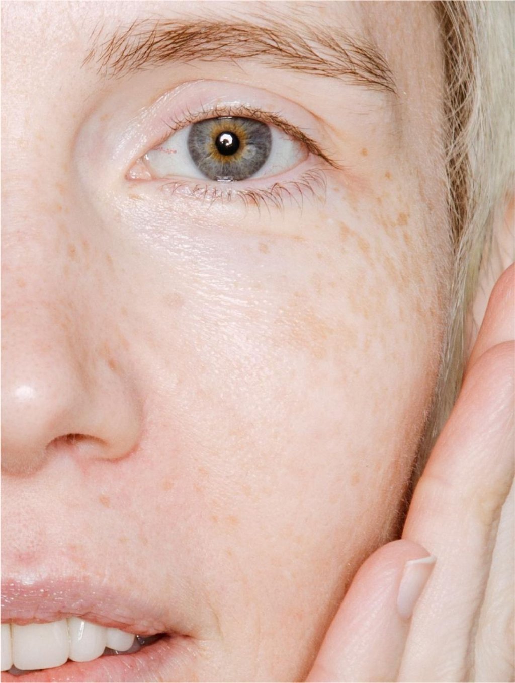 Microbiome Prebiotics Face Mist in use