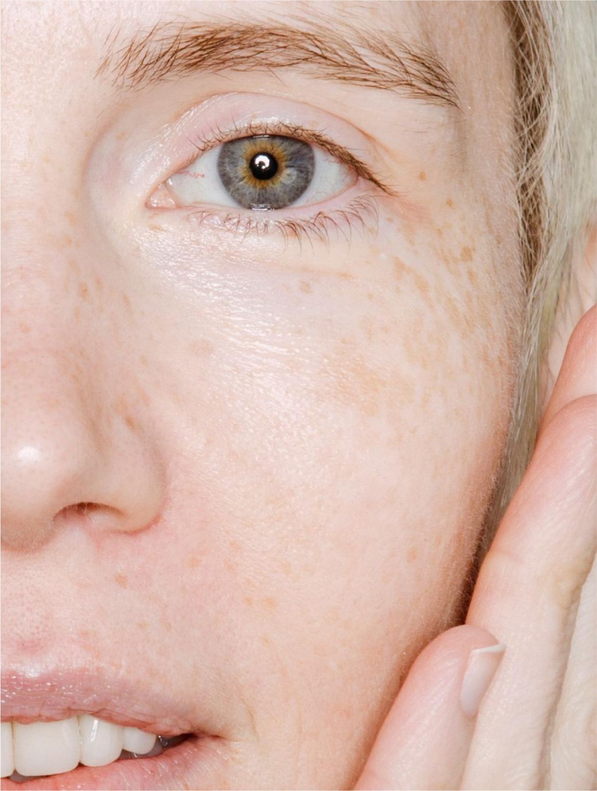 Microbiome Prebiotics Face Mist in use