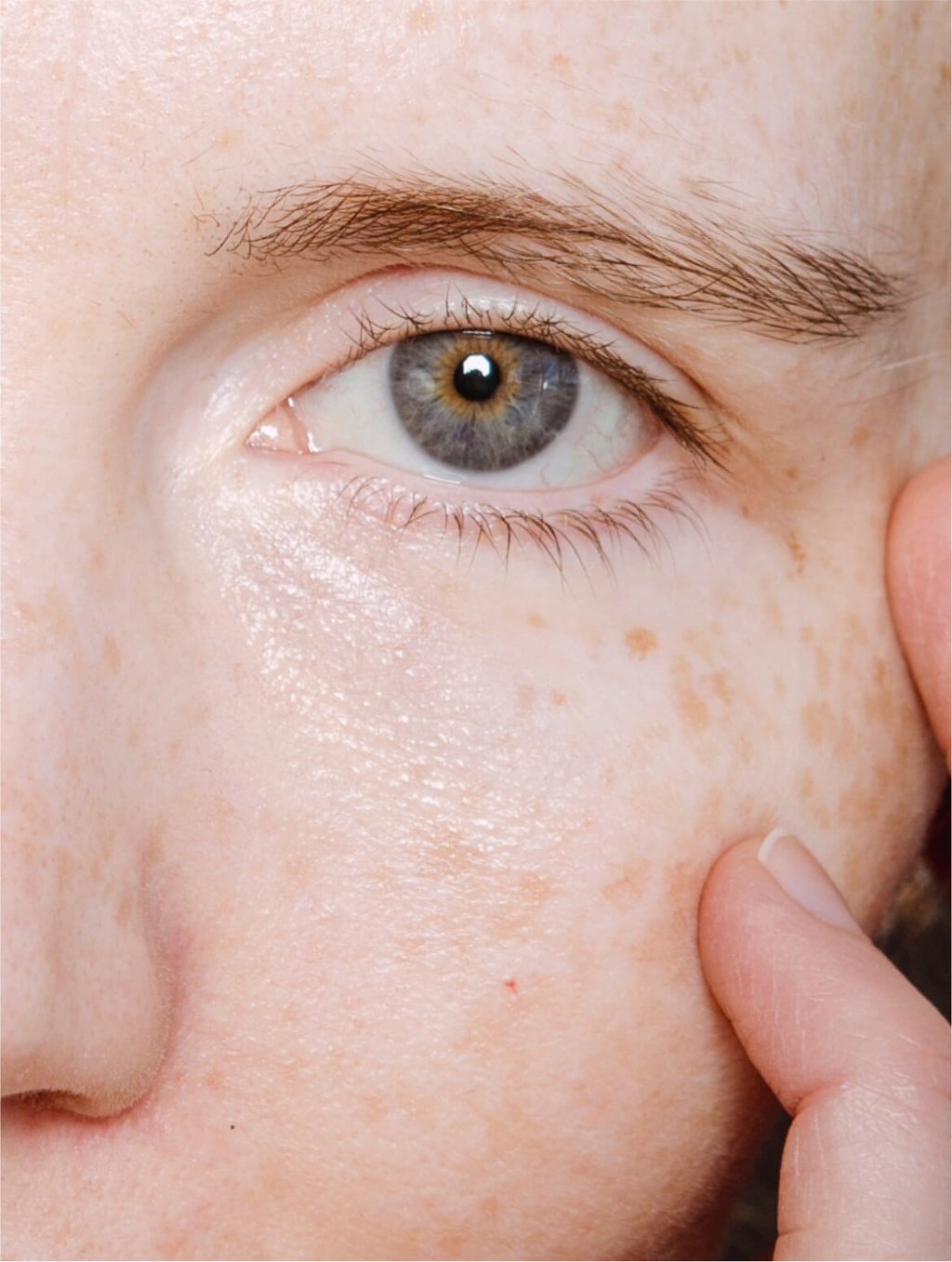 Retinol Alternative Eye Serum in use