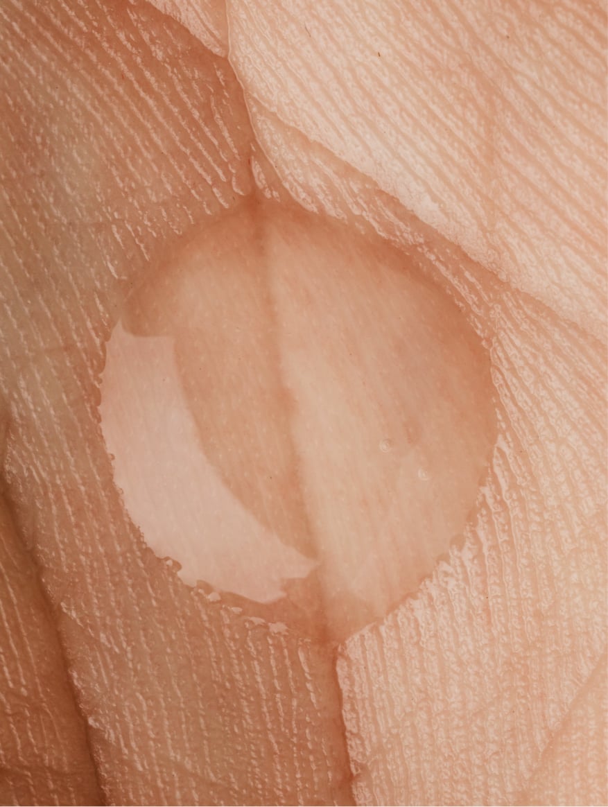 Gel hydratant à la niacinamide en application